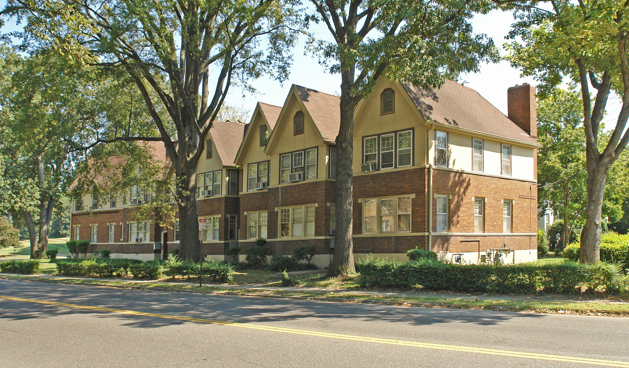 Tudor Manor in Memphis, TN - Building Photo