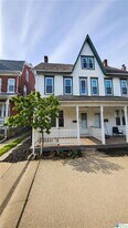28 Park St in Nazareth, PA - Building Photo