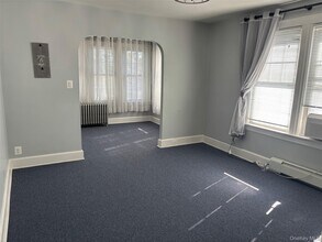 6-12 College Pl in Queens, NY - Building Photo - Building Photo