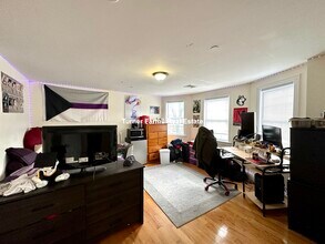 107 Fisher Ave, Unit 1 in Boston, MA - Foto de edificio - Building Photo