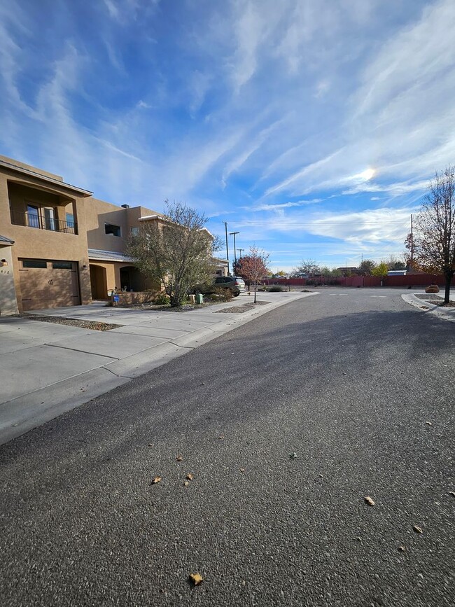 1408 Lumberton Dr NW in Albuquerque, NM - Foto de edificio - Building Photo