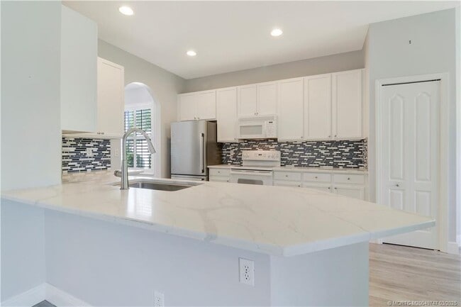 property at 465 NW Sunflower Pl