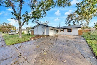 8213 Briarwood Ln in Austin, TX - Building Photo - Building Photo