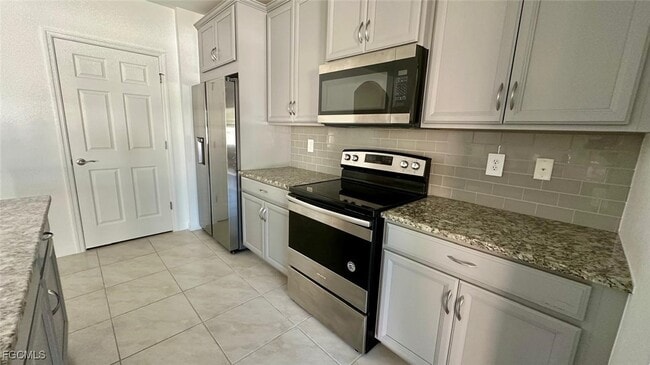 3034 Royal Gardens Ave in Ft. Myers, FL - Building Photo - Building Photo