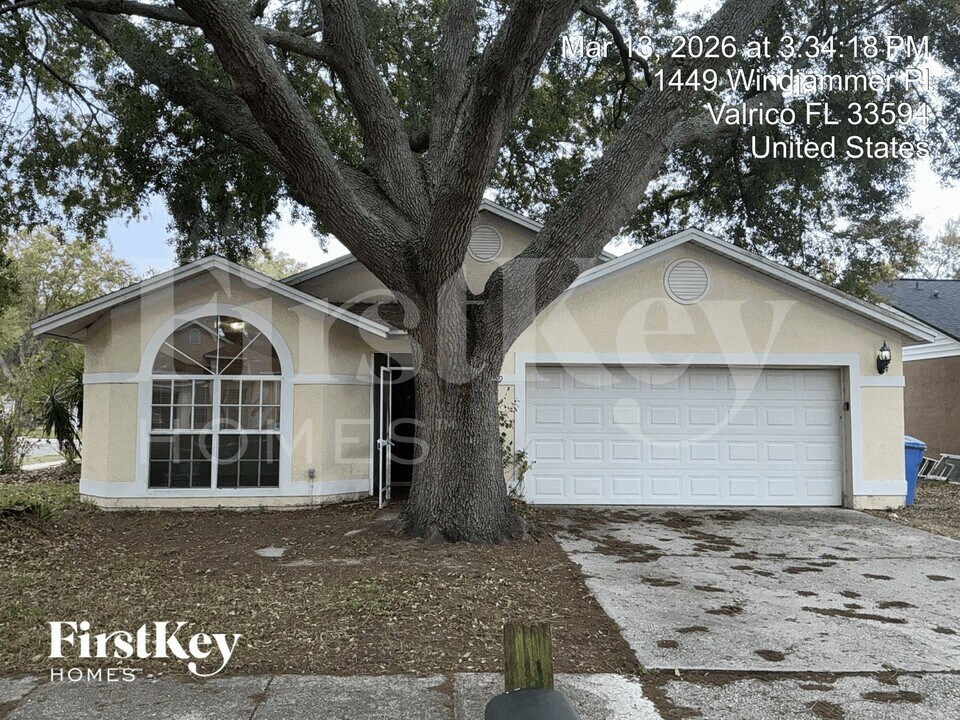 1449 Windjammer Pl in Valrico, FL - Foto de edificio