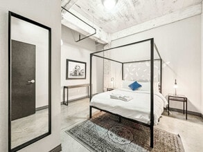 555 Evergreen St in Dallas, TX - Foto de edificio - Building Photo