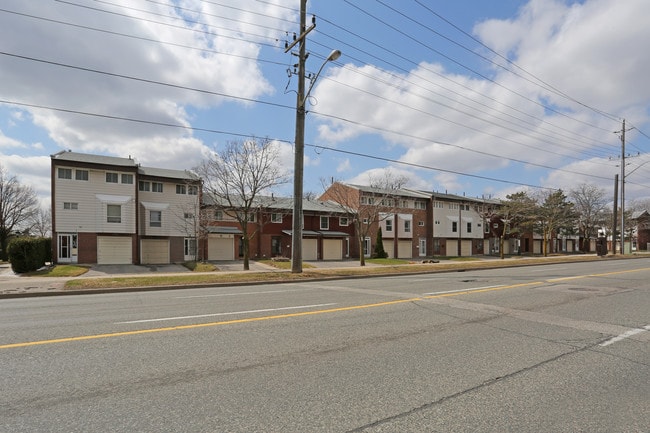 2800 Midland Ave in Toronto, ON - Building Photo - Building Photo