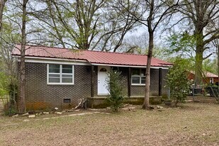 1154 Black Creek Rd in Columbus, MS - Building Photo