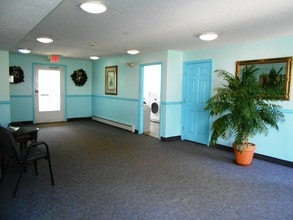 Spruce Manor in Orange, CT - Foto de edificio - Building Photo
