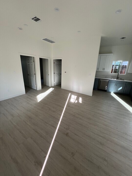 10334 Eldora Ave in Sunland, CA - Foto de edificio