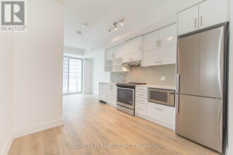 128 Fairview Mall Dr in Toronto, ON - Building Photo - Building Photo