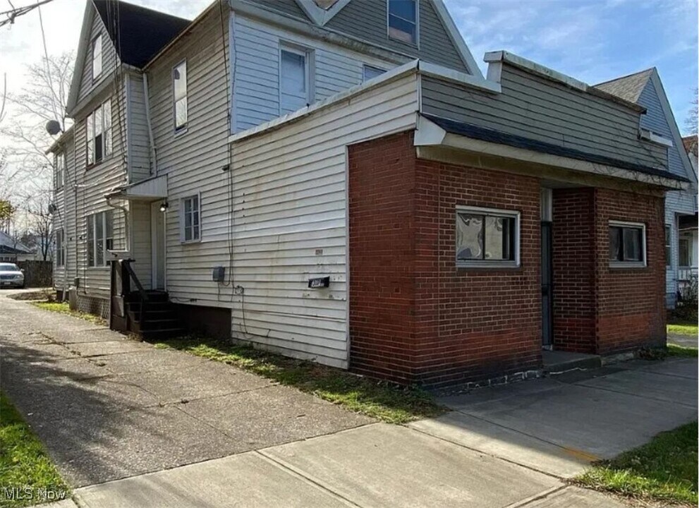 6632 Fleet Ave in Cleveland, OH - Building Photo