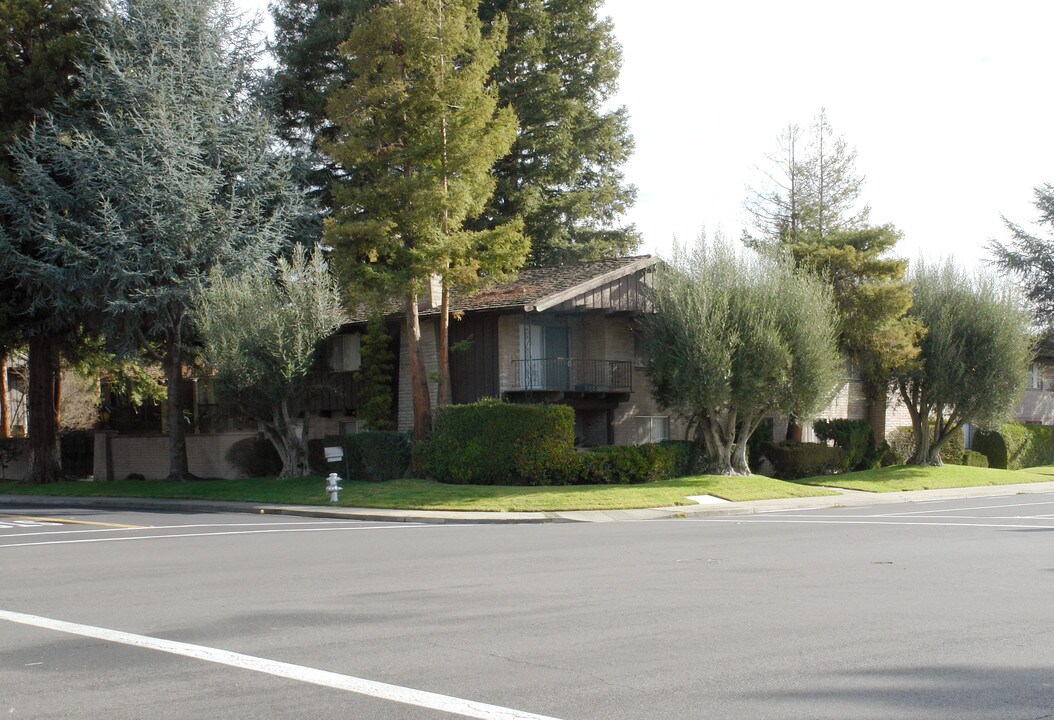 2339 W Middlefield Rd in Mountain View, CA - Building Photo