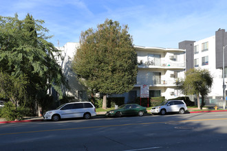 White Oak Apartments in Encino, CA - Foto de edificio - Building Photo