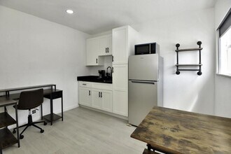 3064 S Atlantic Ave in Daytona Beach, FL - Building Photo - Building Photo