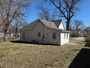 1131 N Cedar St in Nevada, MO - Foto de edificio - Building Photo