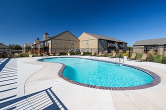 Cedar Crest Apartments in Overland Park, KS - Building Photo - Building Photo