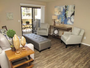 THE MARINA APARTMENTS in Modesto, CA - Foto de edificio - Building Photo