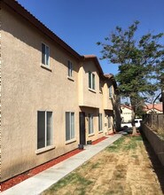 3217 Fortier St in Bakersfield, CA - Foto de edificio - Building Photo