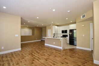 7103 S Durango Dr in Las Vegas, NV - Building Photo - Building Photo