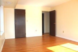 1243 Beacon St, Unit 7D in Brookline, MA - Building Photo - Building Photo