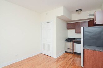 343 Park Ave, Unit 30 in Glencoe, IL - Foto de edificio - Building Photo