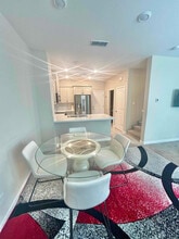 5301 E Commerce Way in Sacramento, CA - Foto de edificio - Building Photo