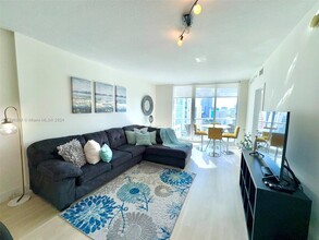 185 SW 7th St, Unit 1402 in Miami, FL - Building Photo - Building Photo