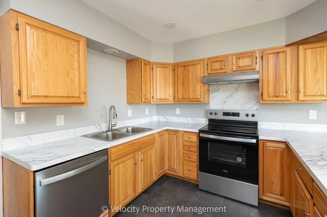 546 SW 10th St in Redmond, OR - Building Photo