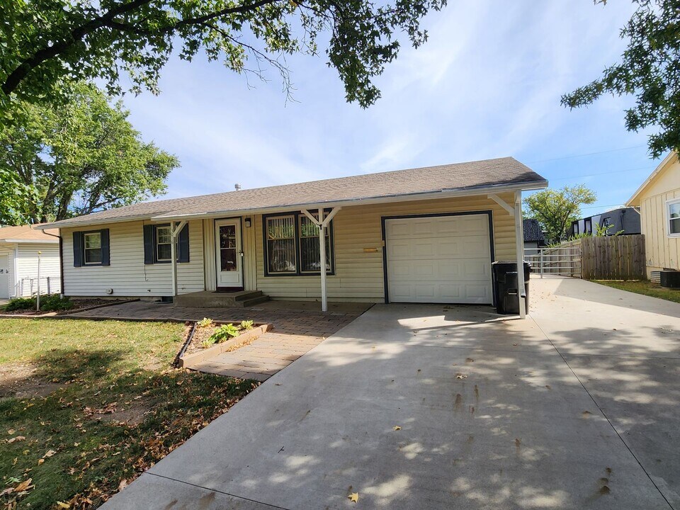 3016 SW Oakley Ave in Topeka, KS - Building Photo
