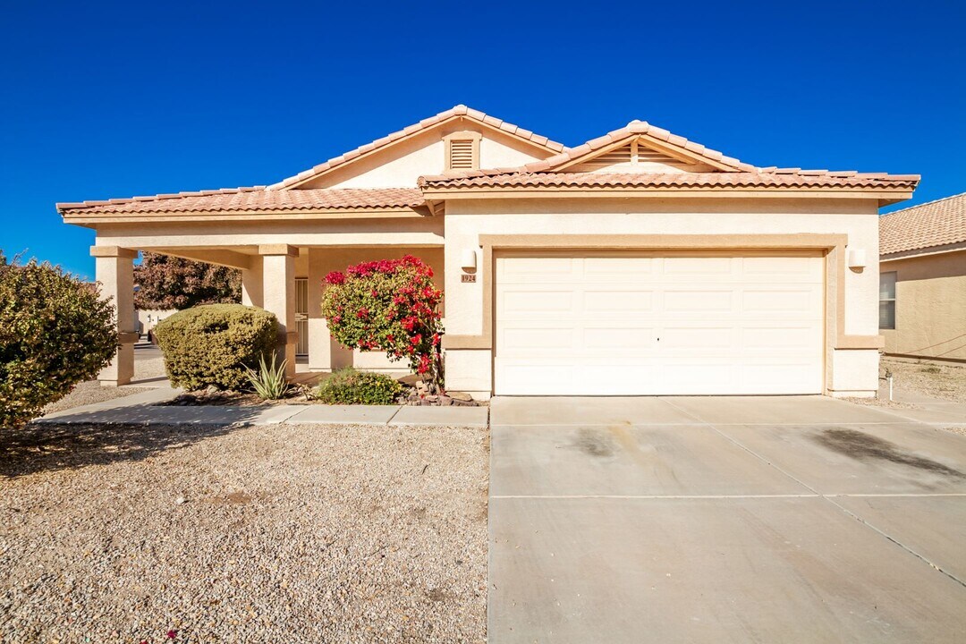1924 E Andalusian Loop in San Tan Valley, AZ - Building Photo