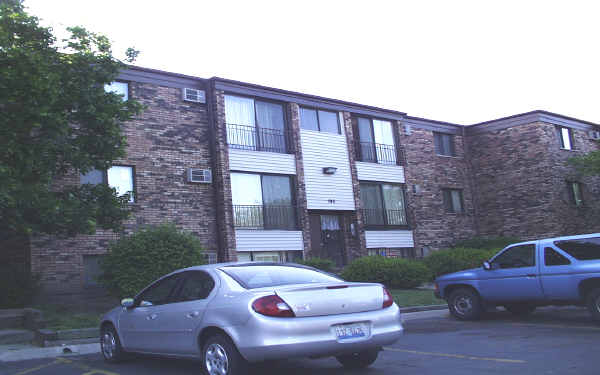 192 Gladstone Dr in Glendale Heights, IL - Foto de edificio