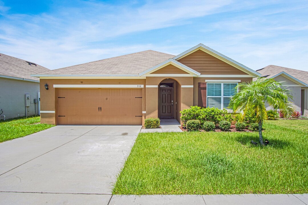 958 Shady Tree Ln in Davenport, FL - Building Photo