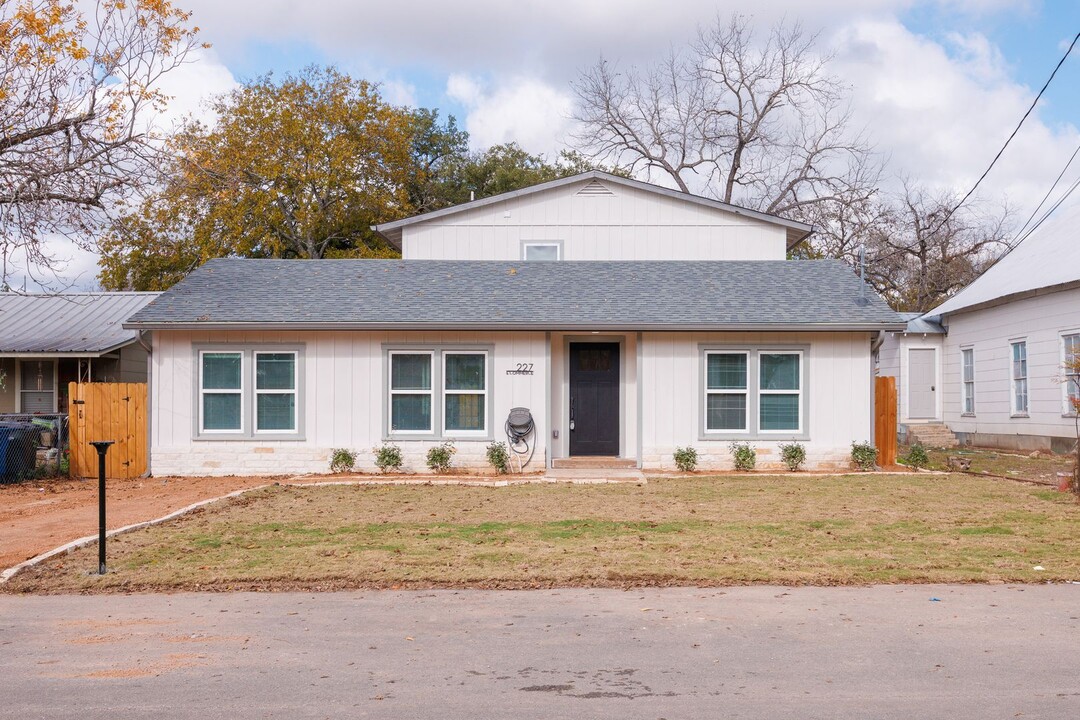 227 E Commerce St in New Braunfels, TX - Building Photo