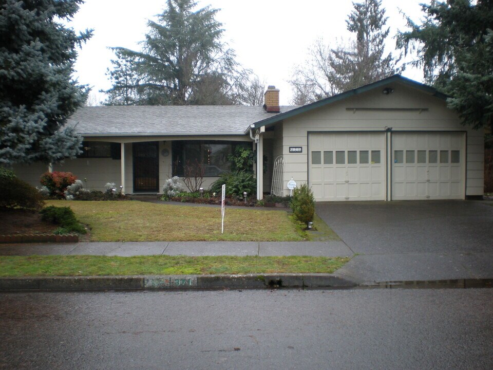 371 Ivanhoe Ave in Eugene, OR - Building Photo
