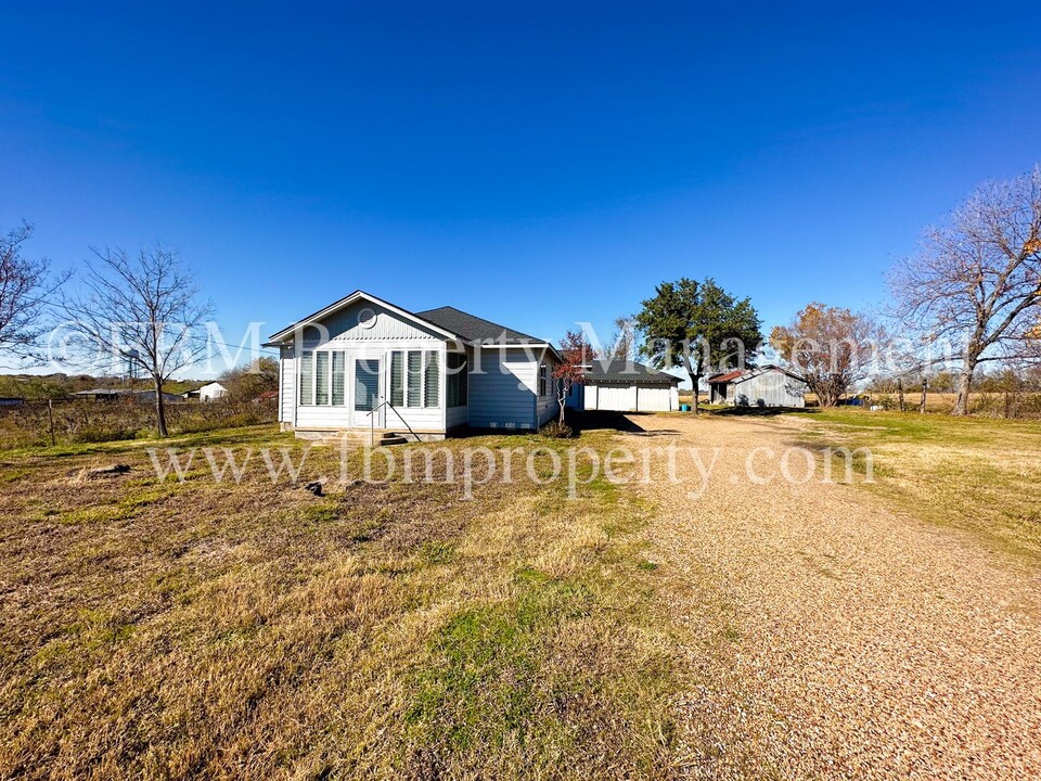 1900 Creechville Rd in Ennis, TX - Building Photo