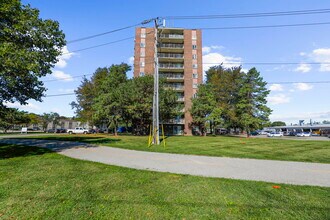 Chatham Towers in Chatham-Kent, ON - Building Photo - Building Photo