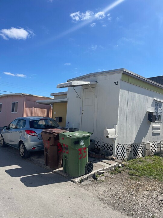 3131 W 16th Ave in Hialeah, FL - Building Photo
