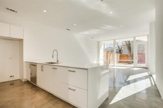 5801 Bryan Pkwy in Dallas, TX - Building Photo - Building Photo