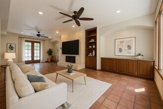 13 Swiftwater Trail in The Hills, TX - Building Photo - Building Photo
