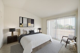 Arroyo Villa Apartments in Thousand Oaks, CA - Building Photo