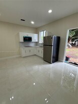 559 NW 2nd St in Florida City, FL - Building Photo