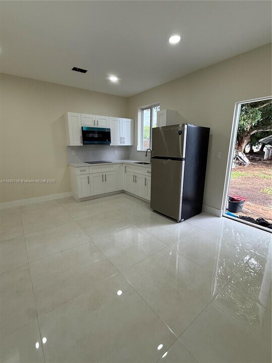 559 NW 2nd St in Florida City, FL - Foto de edificio