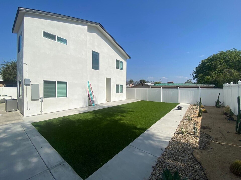 5337 W Falls View Dr in San Diego, CA - Building Photo