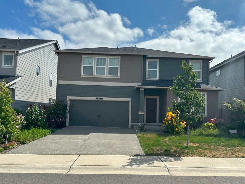 18717 111th Ave E in Puyallup, WA - Building Photo