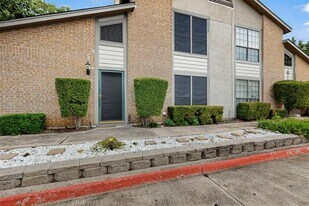 324 W Harwood Rd in Hurst, TX - Building Photo