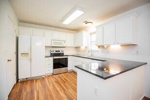 215 Broyles St in Farmington, AR - Building Photo