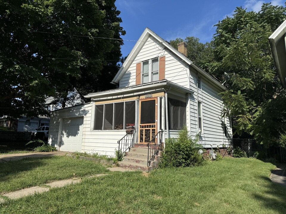 112 S London Ave in Rockford, IL - Building Photo