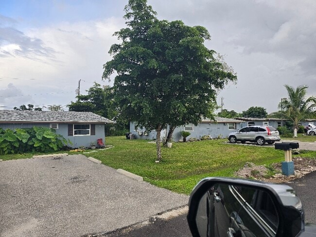 1190 Westwood Dr in Cape Coral, FL - Foto de edificio - Building Photo
