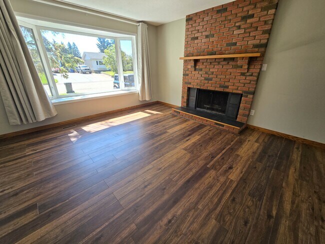 9312-9105 105 Ave in Fort St John, BC - Building Photo - Building Photo